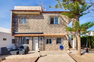 Xalet  Calle velázquez. Chalet independiente con parcela de 400 m² y piscina situado en