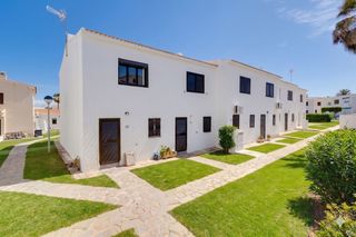 Casa adossada a Calle violetas 104. Joya del mediterráneo: un edén privado entre playa flamenca y la