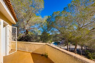 Chalet in Calle zv 54 33.10. Chalet de estilo mediterráneo, asentado sobre una impresionante