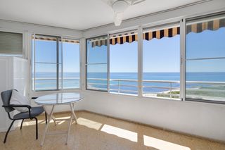 Pis  Carrer de sant vicent 109. Apartamento en 11º planta, frente al mar, en una urbanización pr