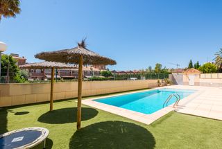 Casa adossada  Carrer la mar. Bungalow en urbanización privada con piscina comunitaria