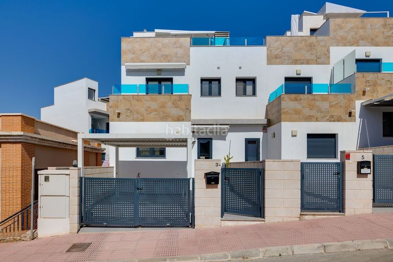 Foto a66ee219-24c6-4bf5-8f79-4d27ba2024d4. Casa adossada a calle carmen laforet 58 a Bigastro