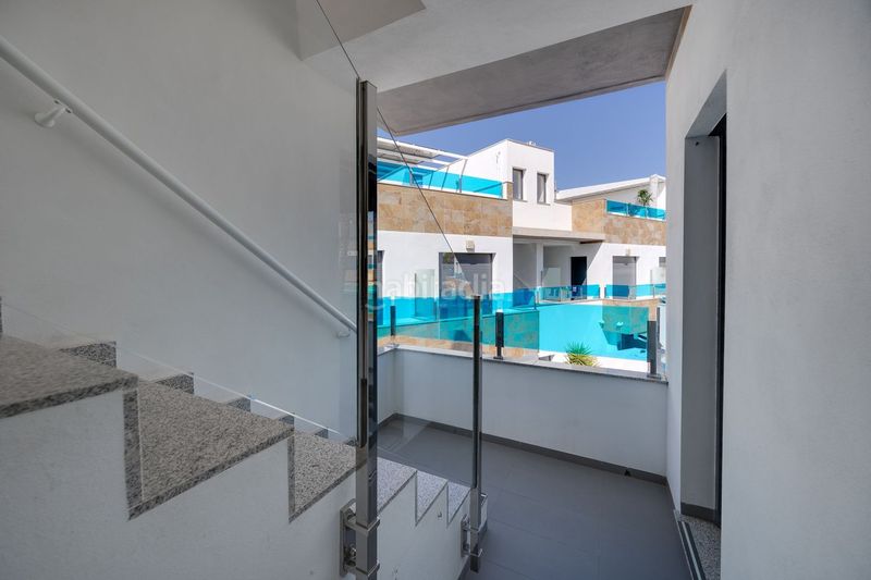 Foto b8003432-5a28-4dc5-a59a-423b1ef2f825. Casa adossada a calle carmen laforet 58 a Bigastro