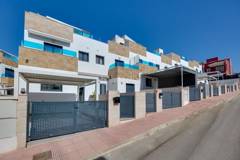Foto d0b862a9-6e3e-4f9a-9e19-f6c3a1a4232f. Casa adossada a calle carmen laforet 58 a Bigastro