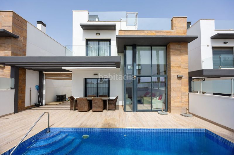 Foto bdea4e39-d525-421c-8619-68fda7f78f69. Chalet en calle cabo de peñas 5 exclusivo chalé independiente, residencial palm beach en Orihuela