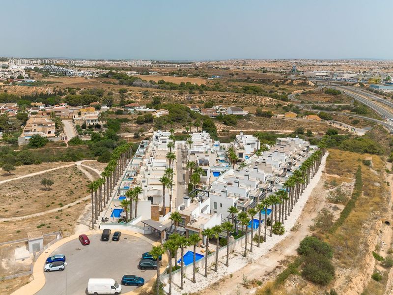 Foto bee7c29f-6687-4d1f-a8e2-7539f4a94e2b. Chalet en calle cabo de peñas 5 exclusivo chalé independiente, residencial palm beach en Orihuela