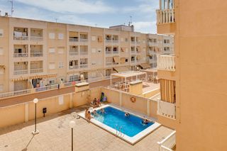 Apartamento  Calle maestro francisco casanovas 2. Piso de 1 dormitorio con piscina en el centro de torrevieja.
