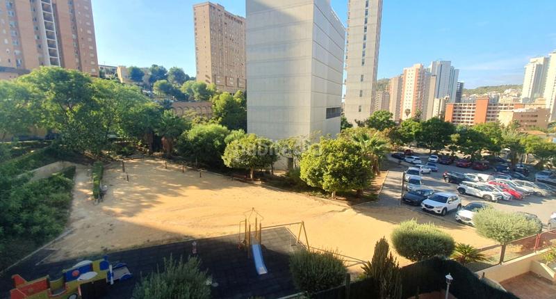 Foto 9556b9d5-d6cd-4d51-b89c-26384aa5d133. Apartament amb piscina a Playa Poniente Benidorm