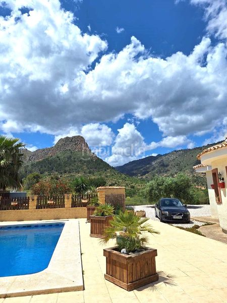 Foto c6dbd7cb-897c-46b4-b71d-96328572d145. Casa amb piscina a Relleu