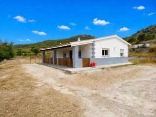 Casa  Macaroves. Chalet rústico de una sola planta