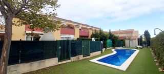 Casa adossada  Avinguda madrid. Casa adosada con jardin esquinero y piscina comun