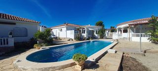 Doppelhaus  Carrer illes canaries. Casa pareada de una sola planta con piscina en miami platja