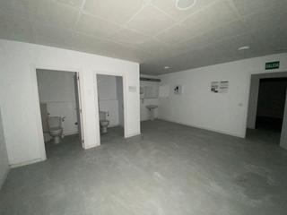Lloguer Nau industrial a Betxí. Nave distribuida con despachos , baños y parking