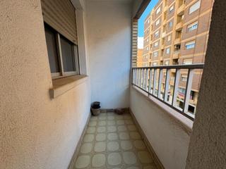Pis a Avinguda del pais valencia 45. Piso muy grande, con ascensor