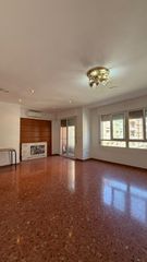 Piso en Onda. Vivienda de 3 dormitorios con garaje y trastero en avenida catal