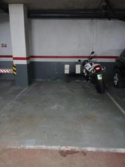 Parking voiture à Sant Andreu de la Barca. Tu coche también merece un buen descanso!