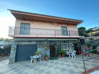 Casa a Sant Esteve Sesrovires. Oportunidad en sant esteve de sesrovires  dos viviendas en una m