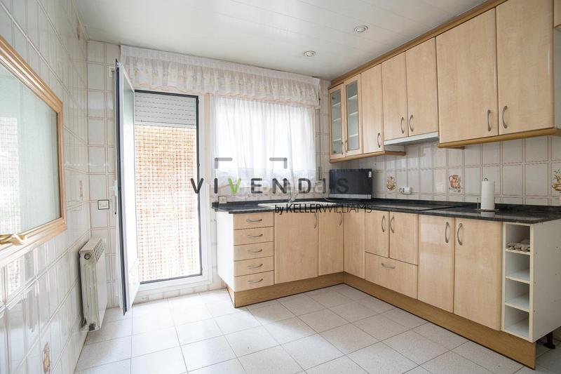 Foto ed773ac7-d41d-491a-9e19-4542ebb3cc5a. Casa adossada amb aparcament a Sant Andreu de la Barca