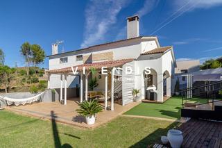 Casa a Castellví de Rosanes. Vive la tranquilidad con estilo amplia casa con terraza y piscin