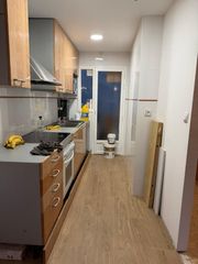 Pis a Sant Andreu de la Barca. Amplio piso céntrico semi reformado