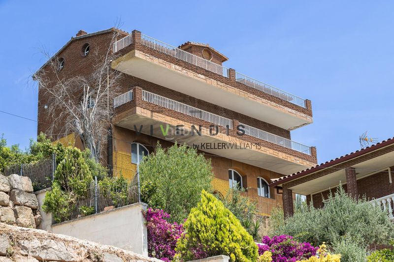 Foto 76e66f17-e5a9-4ea9-beec-191cc7d09750. Casa amb aparcament a Corbera de Llobregat