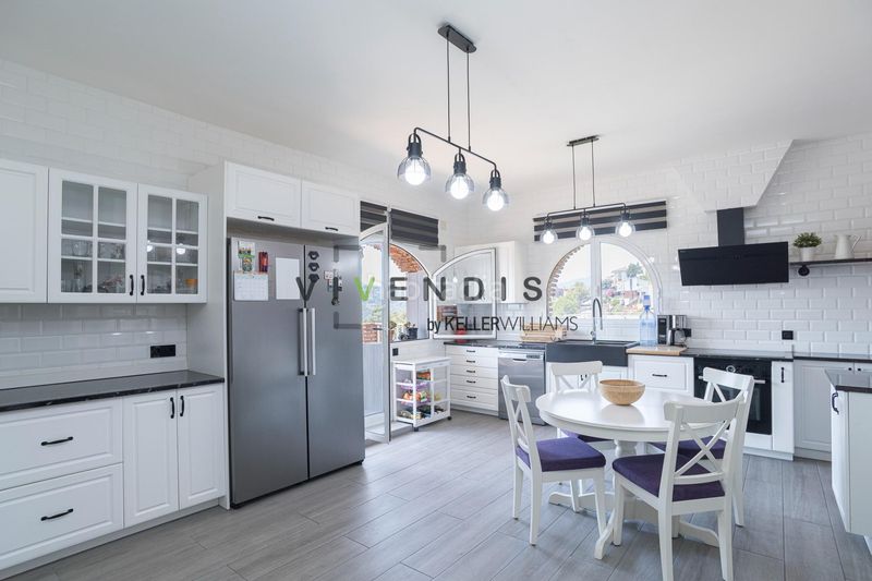 Foto ce576bdd-e878-41df-8559-322fc8bd2e2b. Casa amb aparcament a Corbera de Llobregat