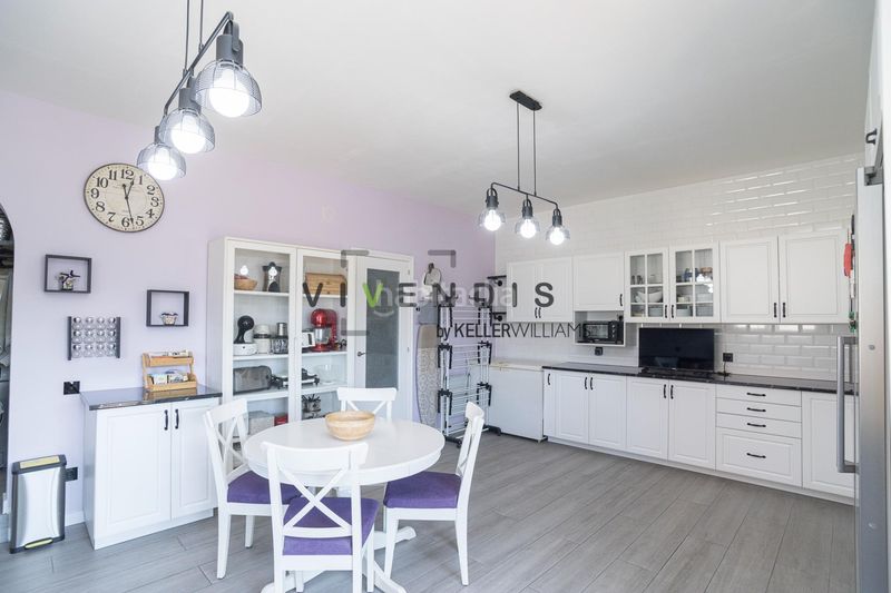 Foto f71f2240-cb37-4837-ad5e-504d14435e68. Casa amb aparcament a Corbera de Llobregat
