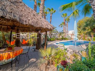 Chalet  Carrer jardiel poncela. Encantadora villa con jardín tropical