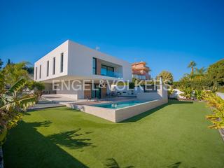 Chalet  Calle severo ochoa. Moderna villa de diseño exclusivo