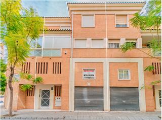 Maison jumelée à Calle farmacéutico ángel establier 1. Singular vivienda unifamiliar con urbanización