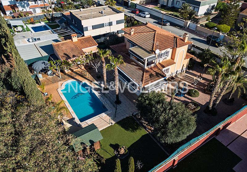 Foto 2929eed1-8cf2-4e6a-ac13-c1f10564e3a8. Chalet mit heizung parking pool in Los Girasoles Sant Vicent del Raspeig