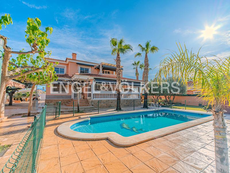 Foto 56f838d9-6859-49ee-93be-9b79efee52d4. Chalet mit heizung parking pool in Los Girasoles Sant Vicent del Raspeig
