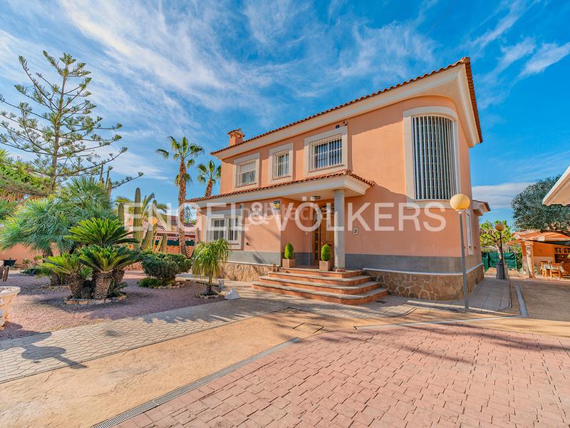 Foto ae35c4b6-992f-45b1-b8fa-f698d002c115. Chalet mit heizung parking pool in Los Girasoles Sant Vicent del Raspeig