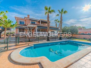 Chalet à Los Girasoles. Tu oasis privado a un paso de la ciudad