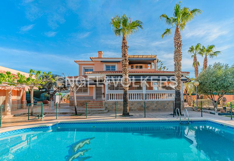 Foto d7548af1-f6fd-466f-a926-a2166796056a. Chalet mit heizung parking pool in Los Girasoles Sant Vicent del Raspeig