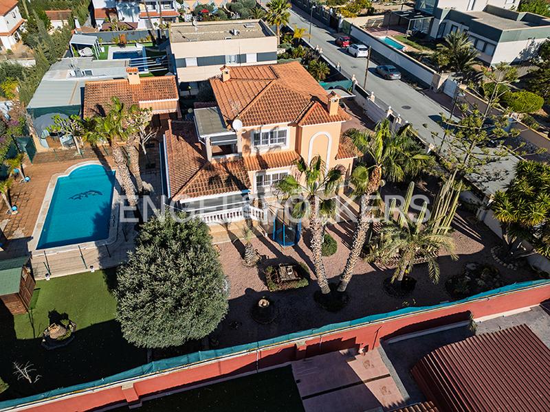 Foto fdef8bfb-9549-410e-bd23-30373bad43b5. Chalet mit heizung parking pool in Los Girasoles Sant Vicent del Raspeig