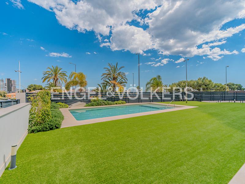 Foto 4f141079-15eb-4b28-975c-820c94550f30. Chalet in avenida de villajoyosa 119 in Albufereta Alicante