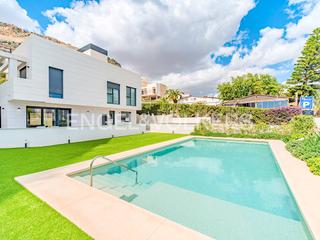 Chalet à Avenida de villajoyosa 119. Exclusiva y de diseño moderno frente al mar