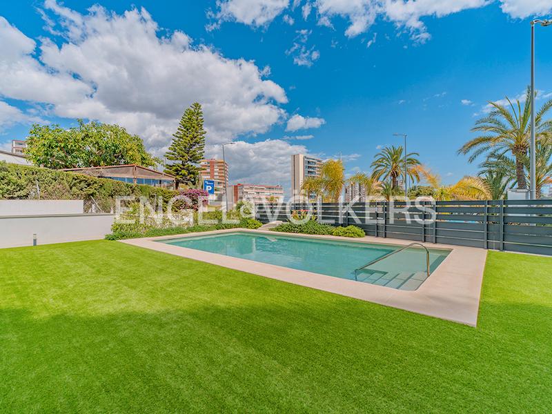 Foto 563f08a9-7103-4c5b-8635-565ba832450e. Chalet in avenida de villajoyosa 119 in Albufereta Alicante
