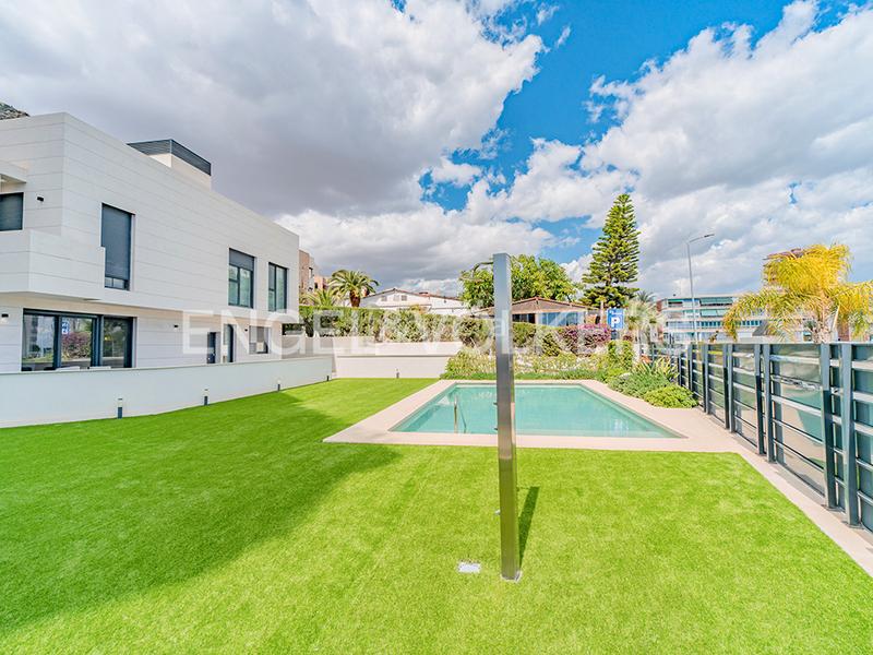 Foto 9a5384dd-251d-4e7f-a67c-f256095762e9. Chalet in avenida de villajoyosa 119 in Albufereta Alicante
