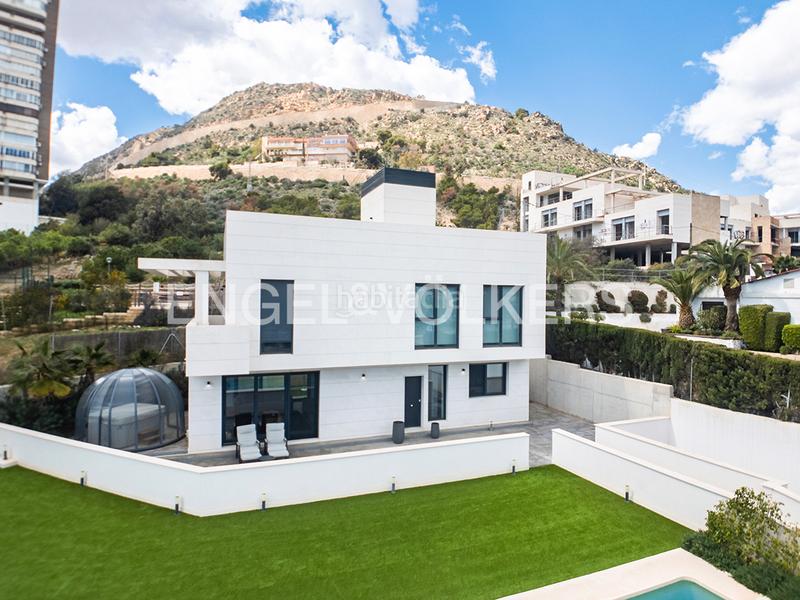 Foto f343260f-b5ff-4685-98f4-3ceaf3926d09. Chalet in avenida de villajoyosa 119 in Albufereta Alicante