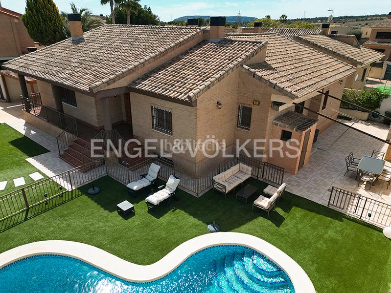 Foto 3a94c243-f5b4-4103-9514-2bb8972426c9. Xalet amb calefacció aparcament piscina a Almajada-Ravel Mutxamel