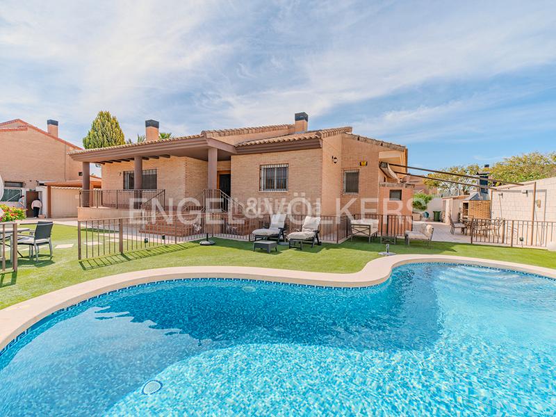 Foto 61d63a15-d8bf-4432-919d-547a2c9a1c9b. Xalet amb calefacció aparcament piscina a Almajada-Ravel Mutxamel