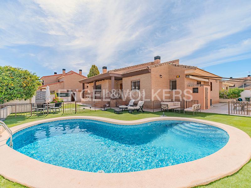 Foto 7cc832a9-0678-4cdb-803b-9f9cf807757d. Xalet amb calefacció aparcament piscina a Almajada-Ravel Mutxamel