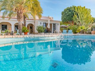 Xalet a Calle aranjuez 2. Villa mediterránea con licencia turística