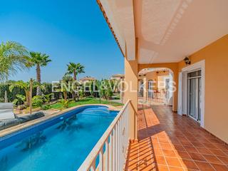 Xalet a Calle del bismut 4. Villa contemporánea en plena naturaleza