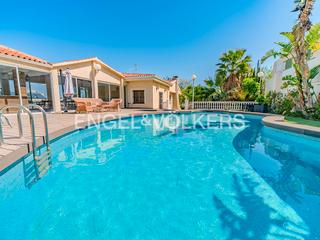 Chalet  Camino del faro. Increíble villa con precioso jardín y privacidad