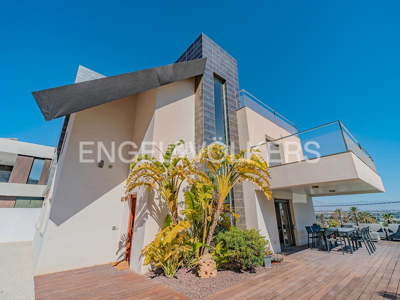 Foto 11059d04-6839-495b-b0fb-d35ff6edf154. Chalet dans calle publicista víctor viñés 24 dans Vistahermosa Alicante