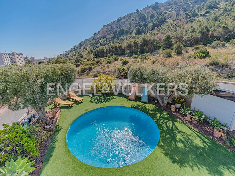 Foto 14b8abbb-4b7c-488c-b617-a12968daaa15. Chalet dans calle publicista víctor viñés 24 dans Vistahermosa Alicante