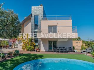 Chalet à Calle publicista víctor viñés 24. Diseño y tranquilidad con vistas panorámicas